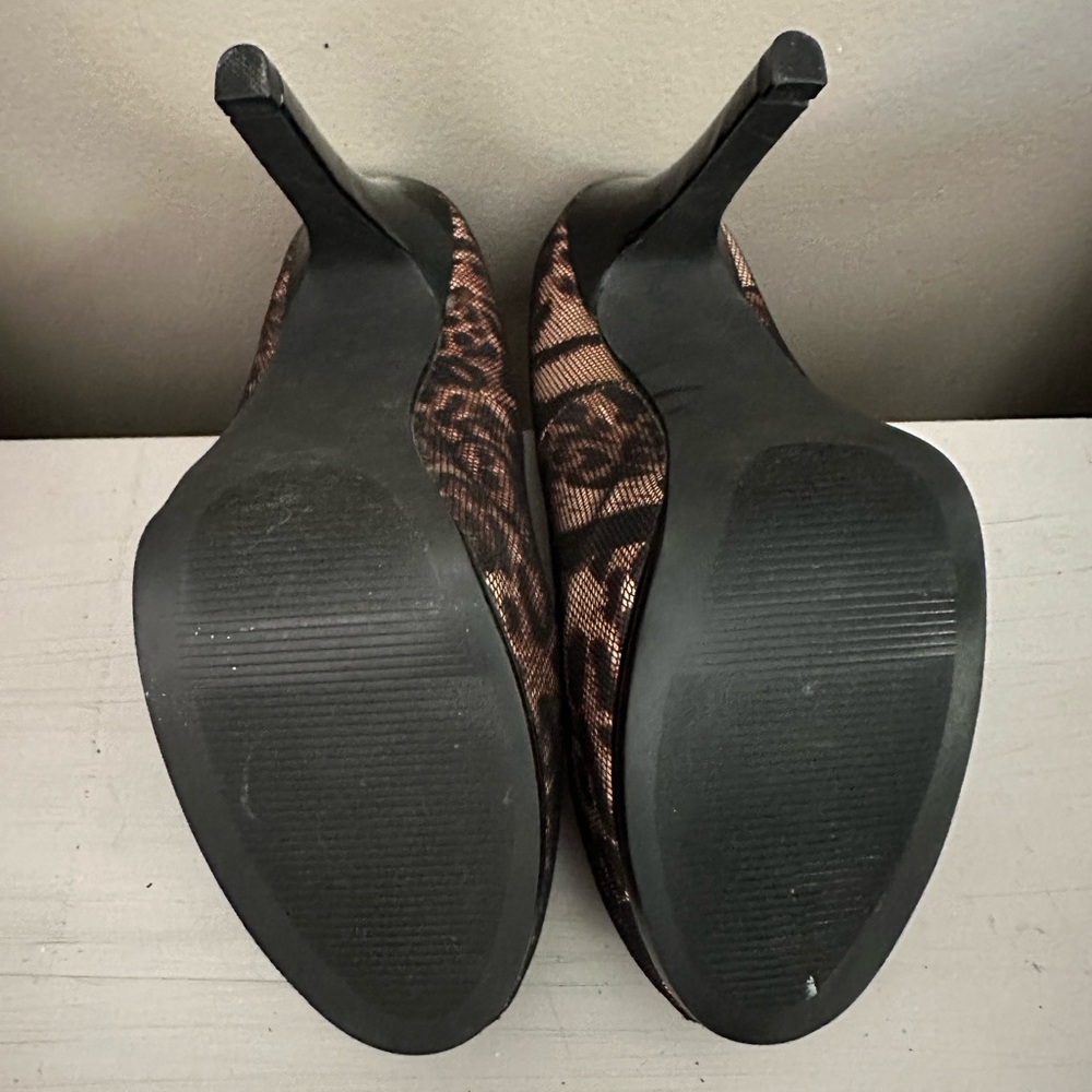 Sofia Vergara Elegant Leopard Print High Heels - image 3